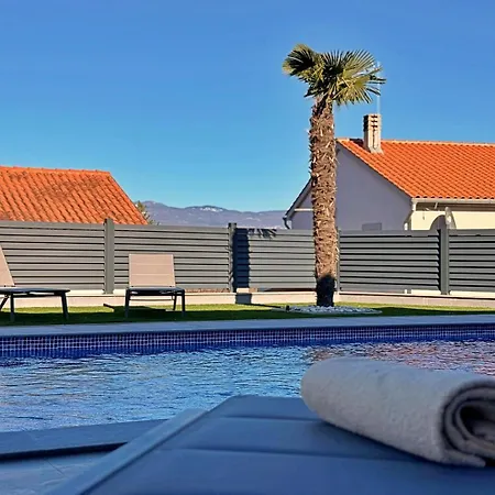 Semesterbostad Kockar With Pool Županje