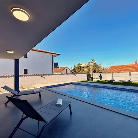 Kockar With Pool Semesterbostad Županje